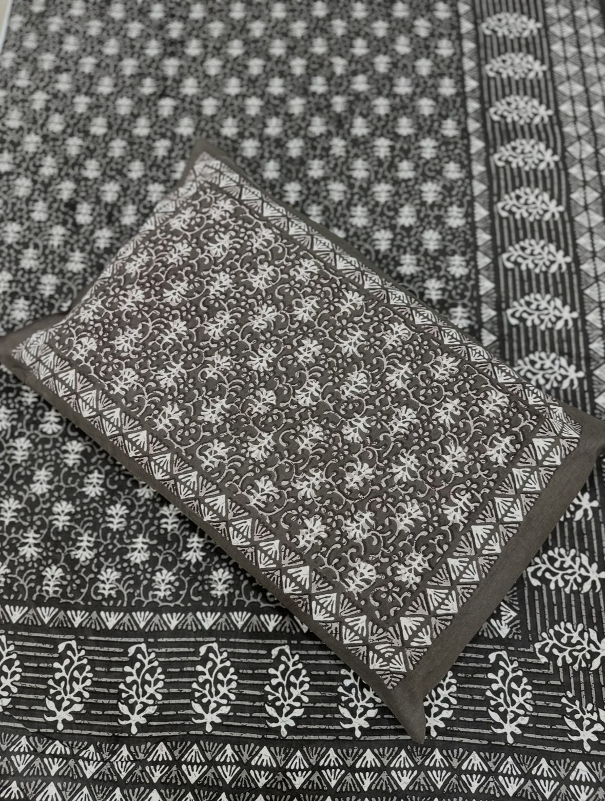 Black Floral Handblock Print Cotton King Size Bedsheet – Ethnic Jaipuri Design JUTONWeaves