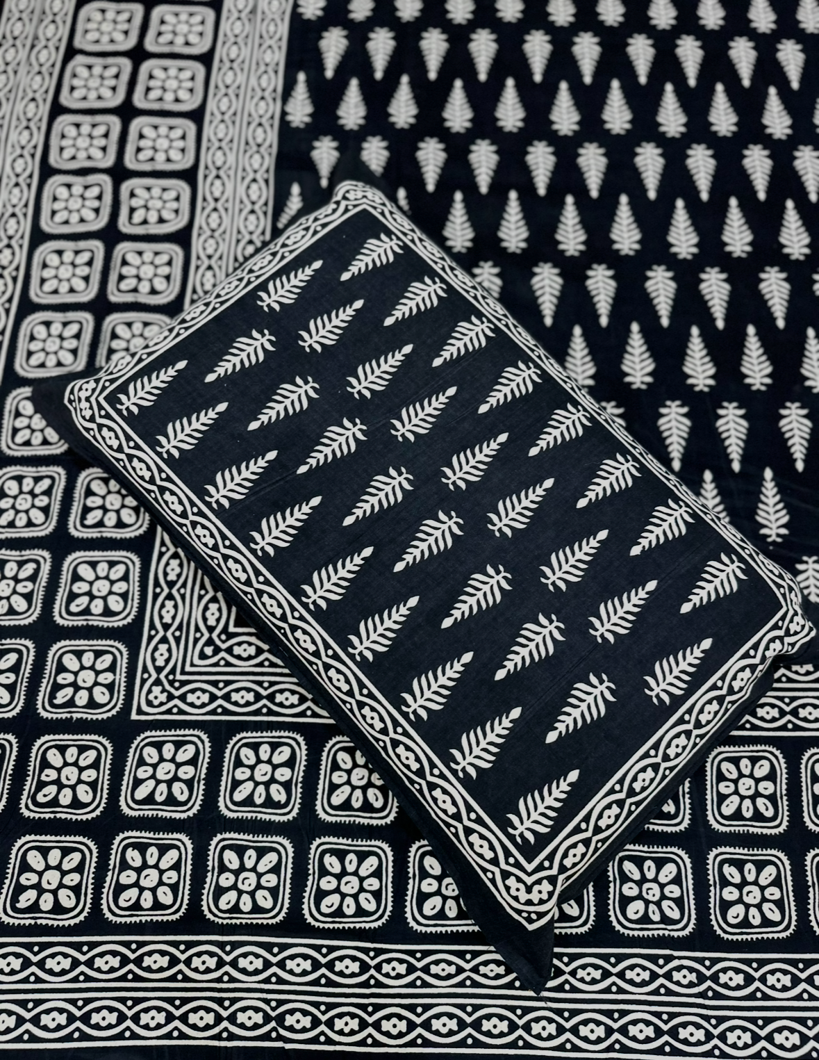 Black & White Handblock Cotton King Size Bedsheet – Minimal Leaf Jaipuri Design JUTONWeaves